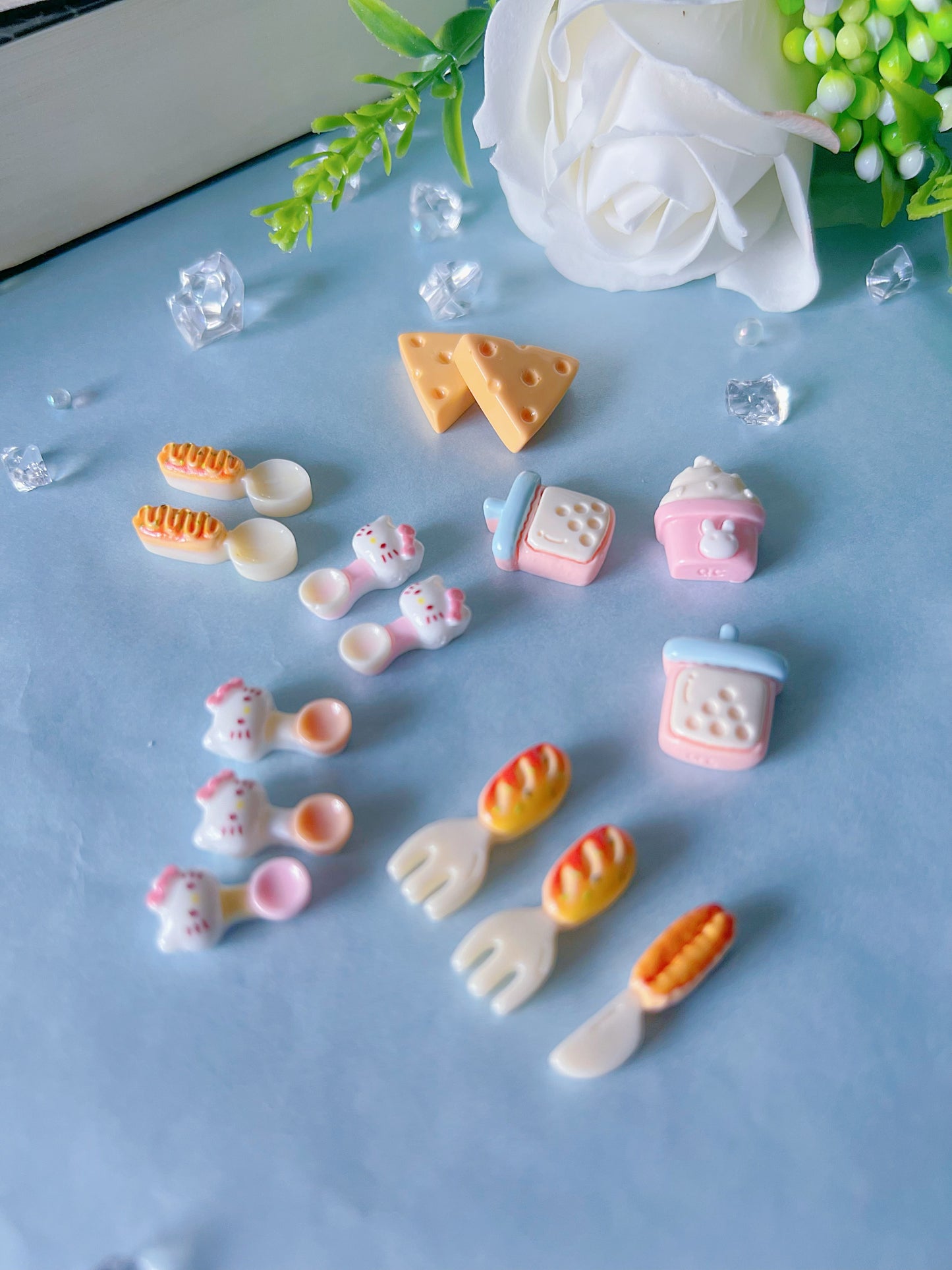 125 Pieces Mini Pastel Bakery Cabochon Set with Organising Box – Kawaii Resin Charms for Decoden & DIY Crafts